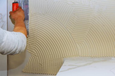 Ev yenileme mastik üzerine çini seramik karo yükleyin