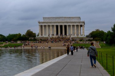 Washington DC Lincoln Anıtı ile onun yansıması su