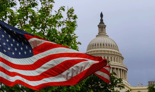 Edifício Capitólio Dos Eua Com Uma Bandeira Americana Acenando Sobreposta — Fotografia de Stock