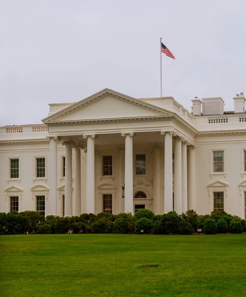 Белый дом с лужайки в Вашингтоне, округ Колумбия — стоковое фото