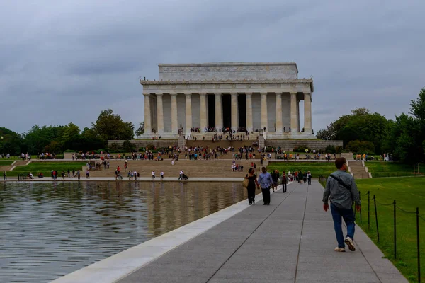 Lincolnův památník ve Washingtonu, D.c. s jeho odraz ve vodě — Stock fotografie