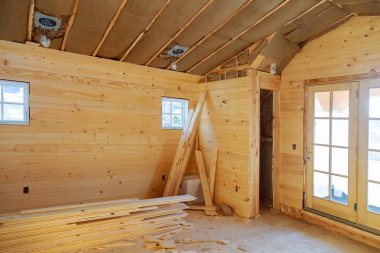 Büyük boş odada yeni bir ahşap ev ahşap duvar yapım aşamasında