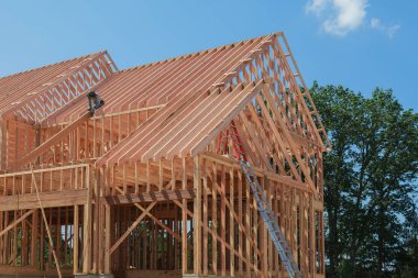 İnşaat inşaat ev çerçeve altında yeni bir evin iç çerçeveleme