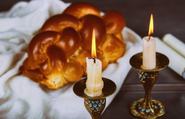 Geleneksel Yahudi ev yapımı taze pişmiş challah kutsal Şabat ayini için