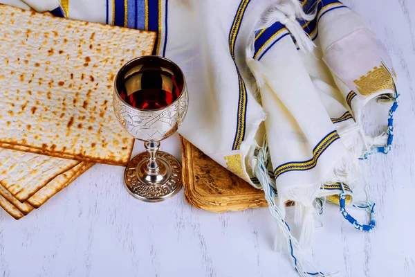 Kosher Wine White Plate Matzah Matza Passover Haggadah Vintage Wood — Stock Photo, Image
