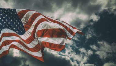 karanlık bir arka plan karşı görkemli Amerika Birleşik Devletleri bayrağı