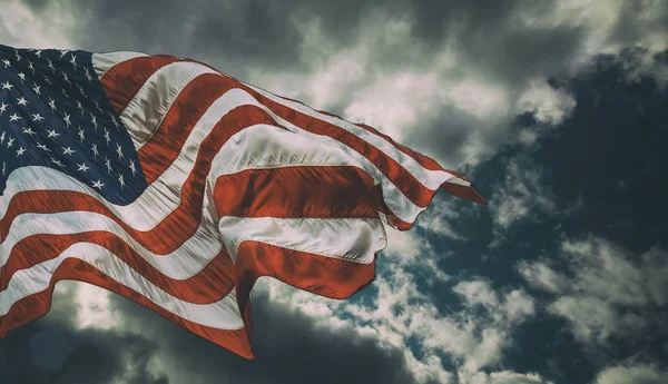 Μεγαλοπρεπή Ηνωμένες Πολιτείες σημαία σε σκούρο φόντο — Φωτογραφία Αρχείου