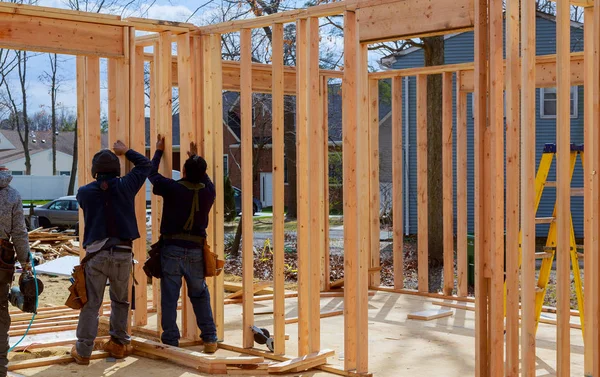 Travailleur de la construction Cadre en bois de construction dans une nouvelle maison — Photo