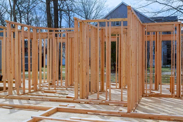 Zbliżenie nowy kij zbudowany domu w budowie pod błękitne niebo kadrowania struktury rama z drewna drewniane domy dom. — Zdjęcie stockowe