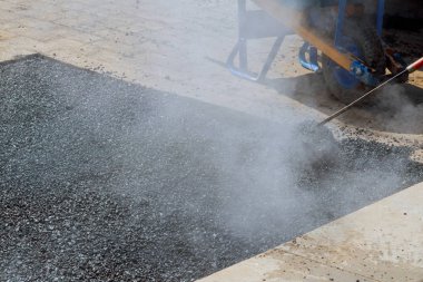 İşçi takım atmak asfalt yol yapımı, kürek ile