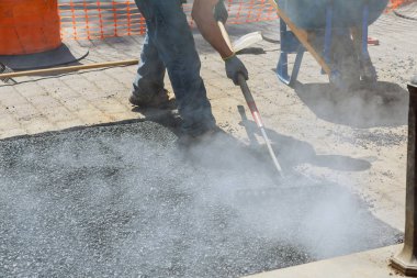 takım çalışması, yeni asfalt işçiler bir yol inşaat, sanayi ve yol inşaatı