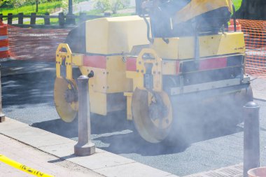 Yeni yol inşaatı üzerinde çalışan yol silindiri üzerinde yakın görünüm