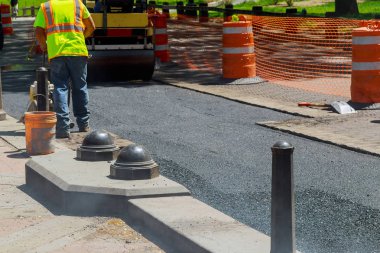 Asfalt Finişer işleri tamir yol yapımı sırasında çalışan işçi