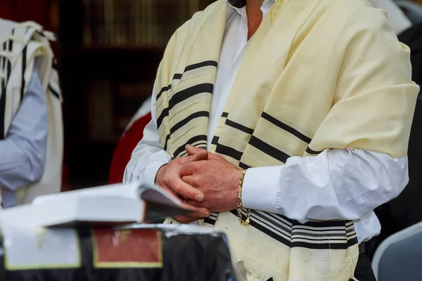 Ein Religiöser Orthodoxer Jude Betet Gebetbuch Der Synagoge — Stockfoto