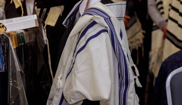 Orthodoxe Chassidische Juden Beten Festtagsgewand Und Sprechen Der Synagoge — Stockfoto