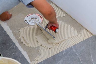 Yer karosu döşeme için hazırlık bir beton zemin üzerine harç troweling.