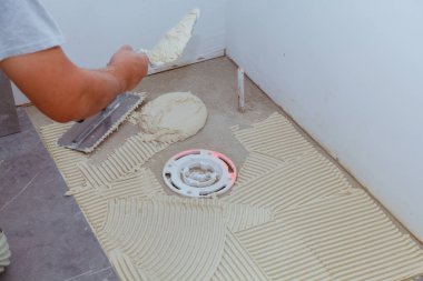 Zemin parçası, seramik döşeme sürecinde, çekim.