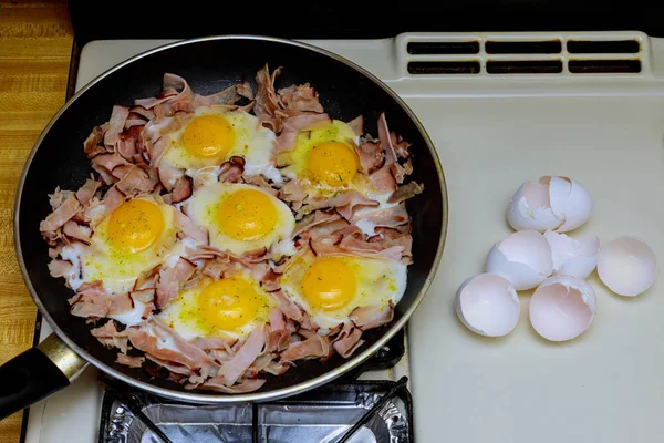Zestaw Śniadaniowy Jajka Sadzone Bekonie Patelni — Zdjęcie stockowe