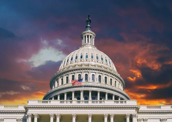 夕阳天空对美国国会大厦圆顶在华盛顿特区 — 图库照片