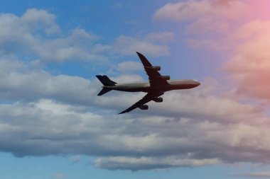 Güzel beyaz bulut büyük mavi gökyüzü bulutlar uçuş