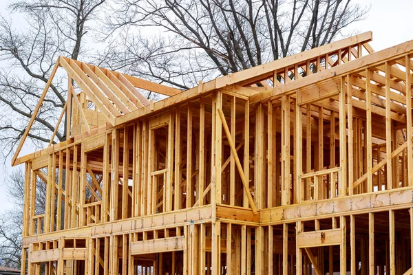 Wood framework of new residential home under construction. — Stock Photo, Image