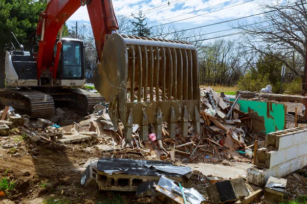 Casa Está Destruída Rachaduras Parede Destruição Velha Casa Quebrada Imprópria — Fotografia de Stock