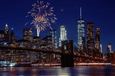 New York şehir manzarası ve Brooklyn Köprüsü üzerinde havai fişek