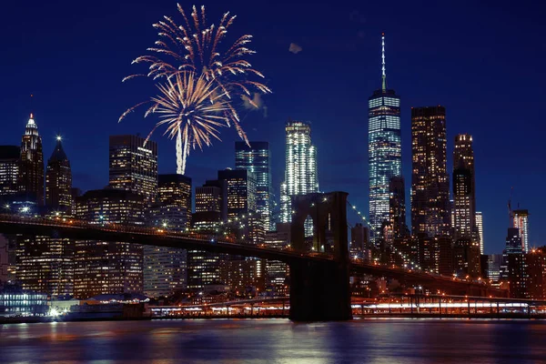 Fuegos artificiales sobre el horizonte de la ciudad de Nueva York y el puente Brooklyn — Foto de Stock