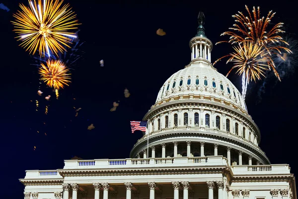 Den nezávislosti oslavy ohňostroj nad USA Capitol ve Washingtonu Dc — Stock fotografie