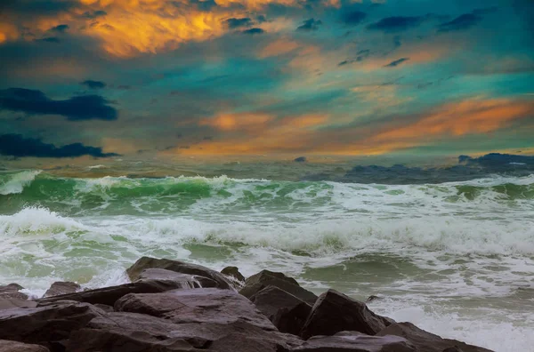 Incredible Foamy Waves Amazing Beach Sunset Endless Horizon Lonely Figures — Stock Photo, Image