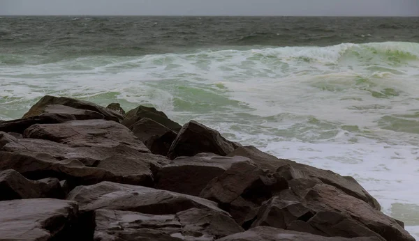 Shot Ocean Waves Crashing Boulders Seashore Clear Blue Water Rocks — Stock Photo, Image