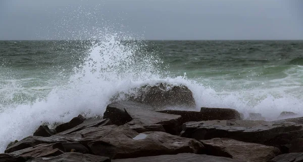 Belas Ondas Oceano Batendo Contra Pedras Costa — Fotografia de Stock