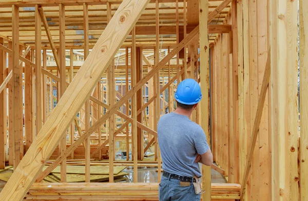 Jornalero Construcción Llevando Vigas Madera Auténtico Trabajador Construcción Una Construcción — Foto de Stock