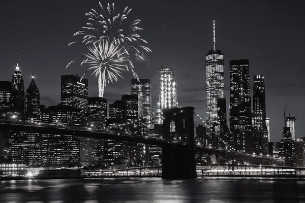 Feuerwerk über New Yorker Skyline und Brooklyn-Brücke — Stockfoto