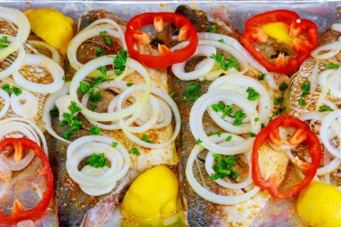 ahşap bir masaya taze balık olmaya hazır yemek