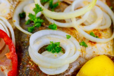 Yakın çekim yemek balık hazırlık ev mutfak at limon parçaları adet