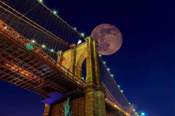 Brooklyn Pont Skyline Illuminé Nuit Crépuscule Pleine Lune Sur Orbite — Photo