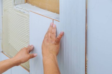 Ev geliştirme, yenileme inşaat işçisi kiremitçi fayans, seramik duvar yapıştırıcı