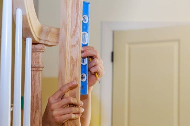 Yeni bir ev yenileme korkuluk yüklemenizde halı.