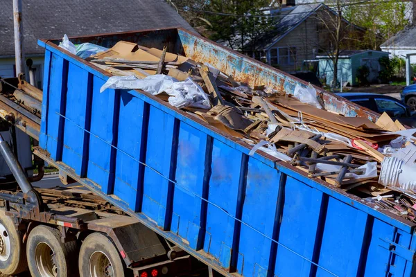 ガベージ コレクター トラック読み込み廃棄物と取り外し可能な容器をリサイクル. — ストック写真