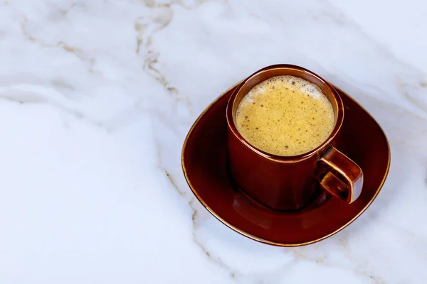 Espresso kaffebryggare kopp på vit marmor bord — Stockfoto