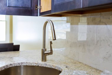 Modern şık paslanmaz çelik evye yakın çekim