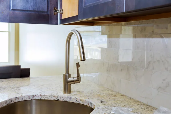 Modern şık paslanmaz çelik evye yakın çekim