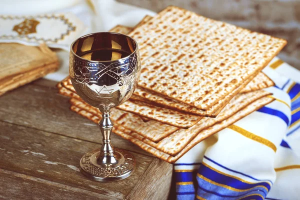 Pessach-Pessach-Symbole großer jüdischer Feiertage. traditioneller Matzoh, Matzah oder Matzo und Wein in Silberteller und Glas. — Stockfoto