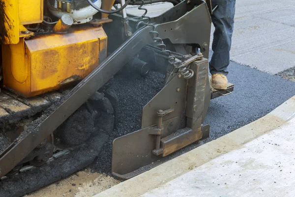 Werknemers maken van asfalt met schoppen op wegenbouw, asfalt bestrating — Stockfoto