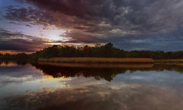 Güzel Renkli Gün Batımı Göl Yansıması Görkemli Bulutlar Gökyüzünde Toned — Stok fotoğraf