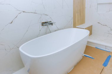 Yeni banyo tadilatında küveti olan şık bir banyo.
