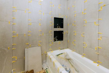 Banyo rekonstrüksiyonu üzerine seramik fayans montajı