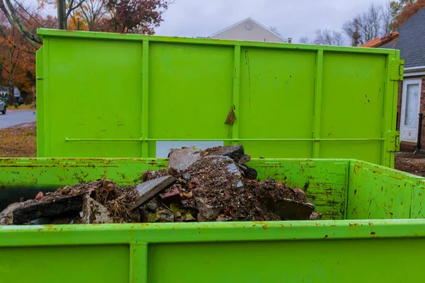 Residentiële weergave van nieuwe huizen en bouw vuilnis — Stockfoto