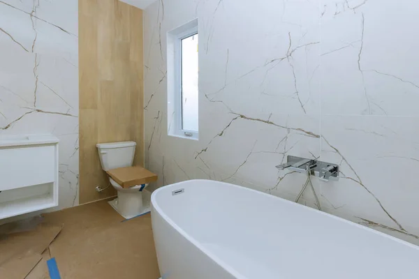 Banyo küveti ve klozet kapağı olan modern bir banyo. — Stok fotoğraf
